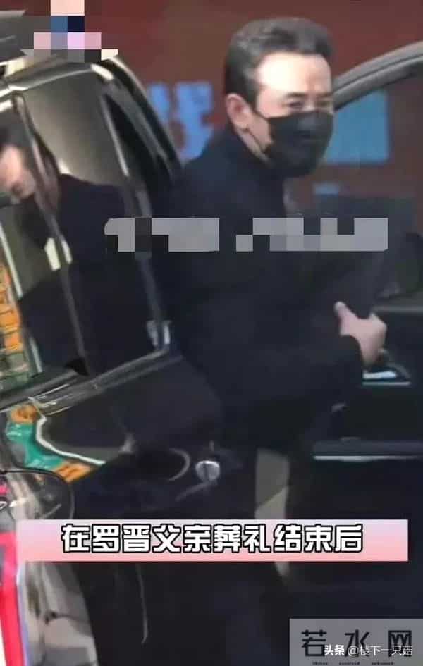 罗晋父亲葬礼结束后在路边徘徊 唐嫣满脸担心默默陪伴 为其减少工作