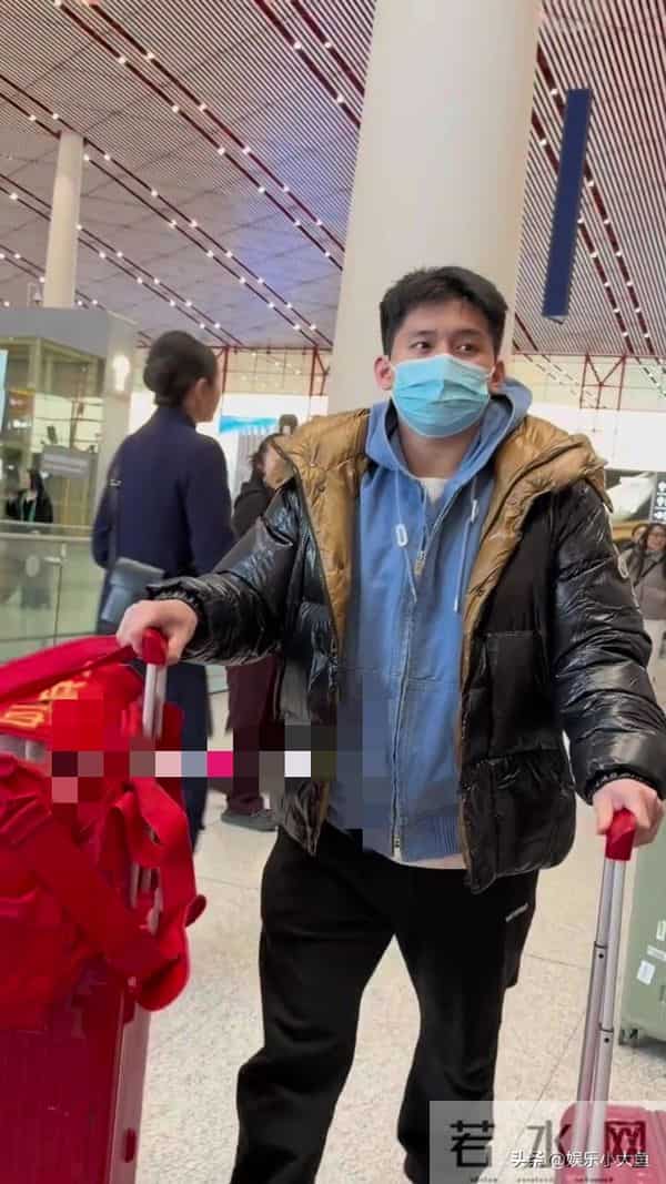 林诗栋北京机场出发成都混团世界杯，穿黑色亮面羽绒帅气十足！