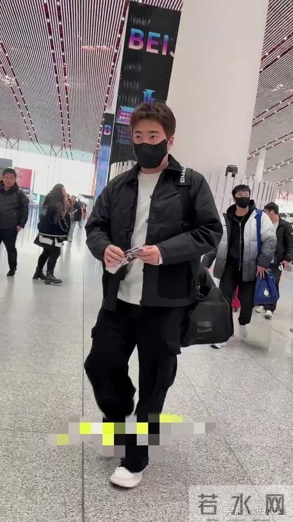 梁靖崑出发成都混团世界杯机场照,穿黑色中式棉服,发型帅酷有型