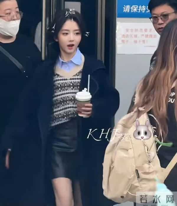 谭松韵今日上班路透，侧马尾麻花辫造型好青春甜美，太可爱了吧！