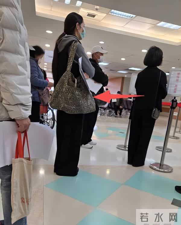 出轨风波2个月后,独自带娃逛街的郭碧婷,揭开了向佐仅剩的体面