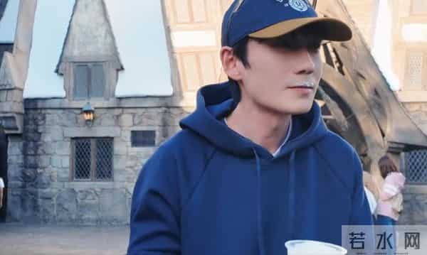 出席活动“死装死装”的,一到好莱坞就露馅,就很朱一龙啊