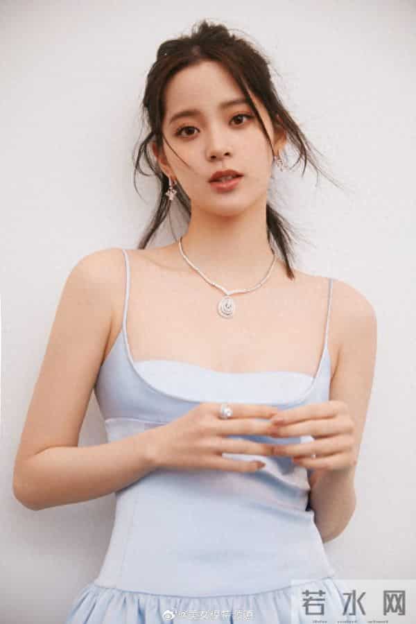 欧阳娜娜淡蓝吊带裙