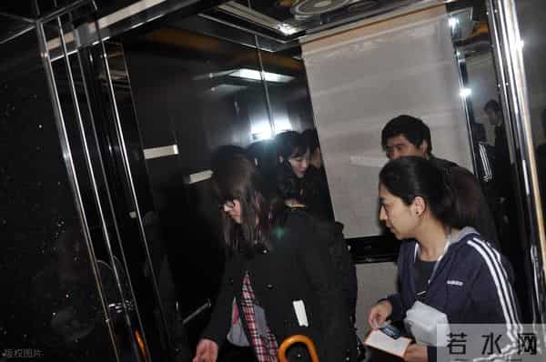 韩雪黑丝高跟出席活动旧照，笑颜如花