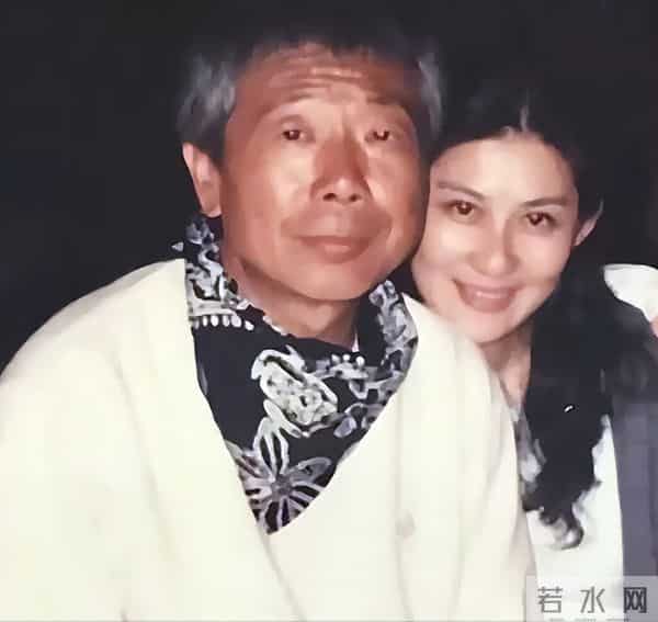 张嘉译深圳聚餐,71岁林威烟不离手,翁虹丰腴吸睛,午马遗孀现身