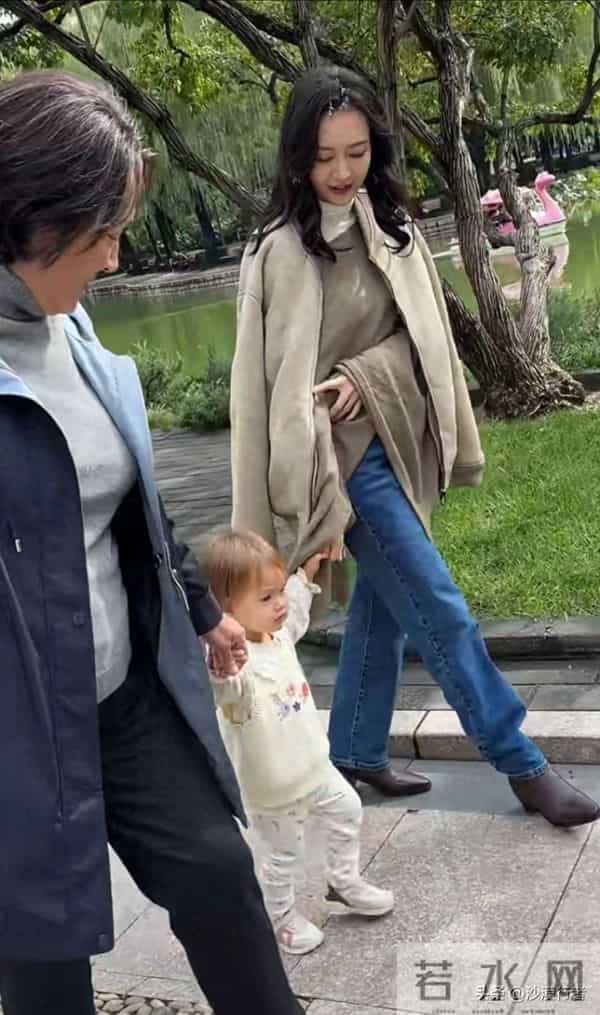 王鸥牵手小宝宝逛公园,实在是太美太温柔了!