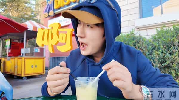 出席活动“死装死装”的,一到好莱坞就露馅,就很朱一龙啊