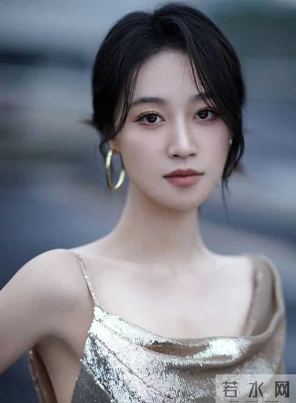 蓝盈莹这腰臀比绝了,气质是真的好!