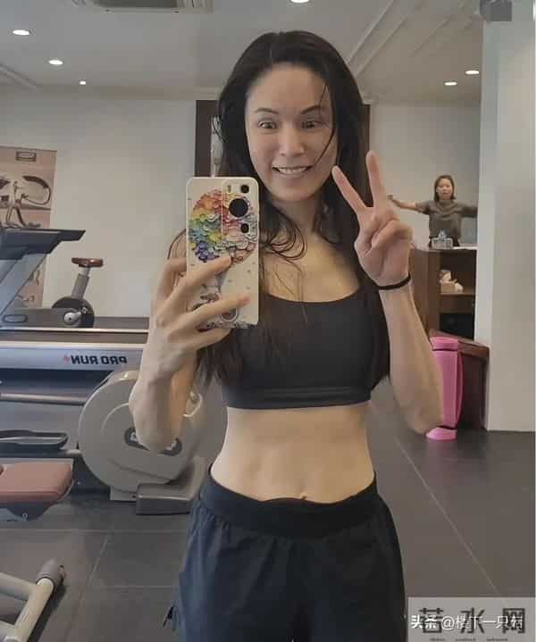 小龙女李若彤素颜晒马甲线 两颊凹陷 法令纹明显 60岁不做医美只运动