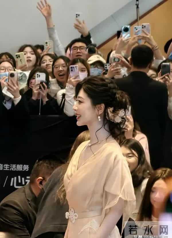 男粉齐喊老公现场失控,杨紫冷脸回应,她逆袭远不止变美这么简单