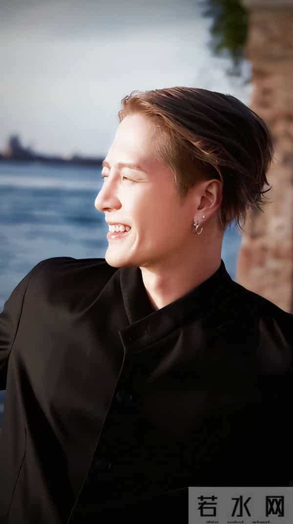 再多钱有什么用?31岁王嘉尔的现状,给所有年轻人提了个醒