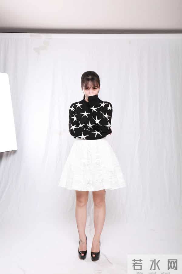 性感女神,柳岩,原来她的脚上有个纹身!