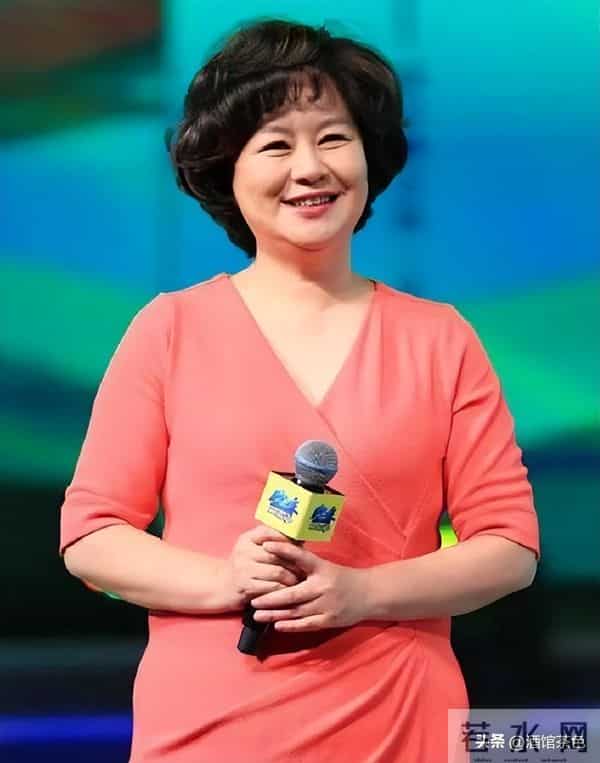 央视主持人聚会,朱迅面容憔悴瘦成皮包骨,鞠萍面色红润很富态