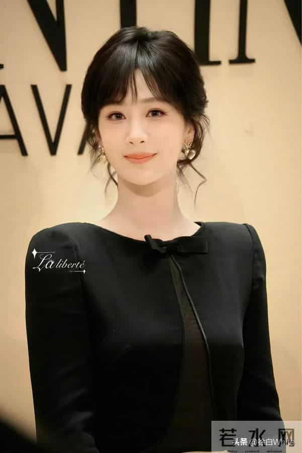 杨紫，华伦嫡公主上线！采访谈及家业生命树，晚宴跟唱特别捧场！