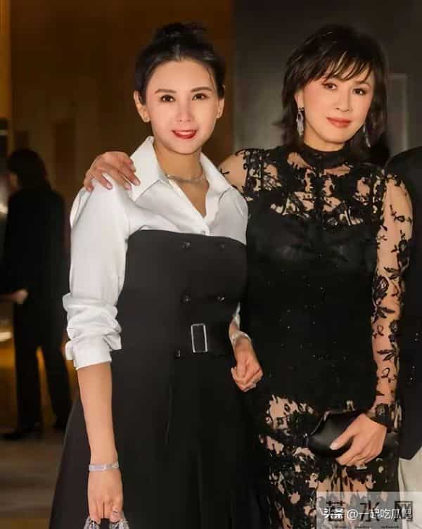 刘嘉玲出席好友婚礼,穿蕾丝透视裙秀身材,却被全裹的关之琳抢镜