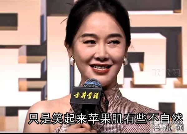 48岁左小青红毯翻车?亮片裙开叉到胯,全程拽裙角,尴尬溢出屏幕