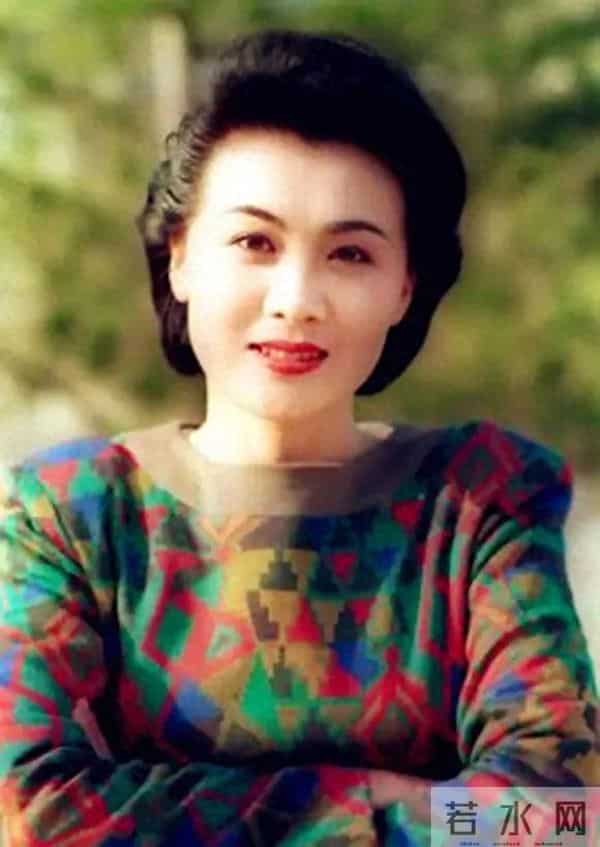 周洁上海墓地现状曝光!鲜花环绕很讲究,三个标志与李媛媛差别大