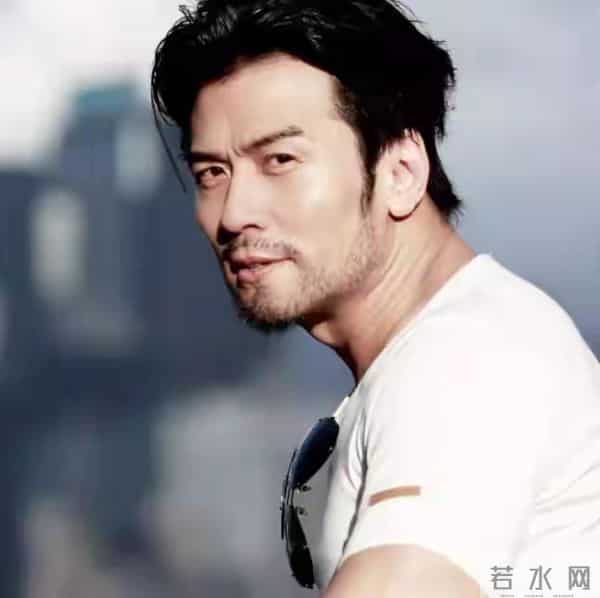 TVB前男星内地被偶遇，发际线引热议，56岁仍单身，曾被传同性恋