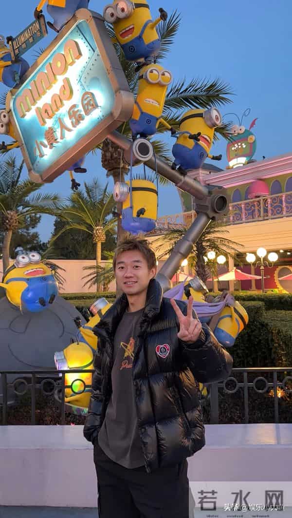 赵子豪打卡北京环球影城,穿黑羽绒服双手插兜好帅 网友-带上东哥
