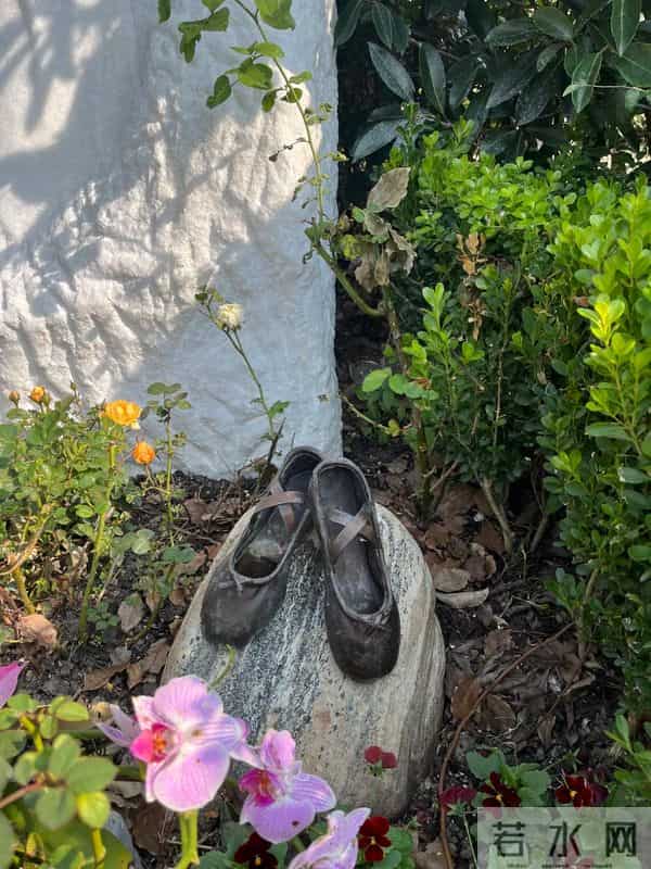 周洁上海墓地现状曝光!鲜花环绕很讲究,三个标志与李媛媛差别大