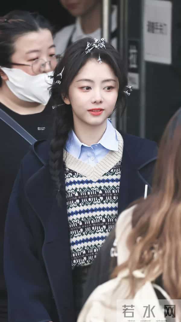谭松韵今日上班路透，侧马尾麻花辫造型好青春甜美，太可爱了吧！