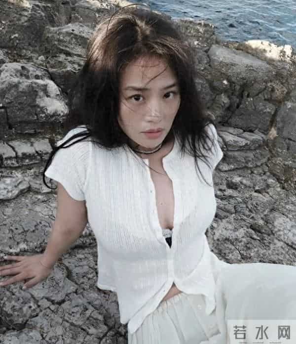 马思纯游西西里看海 扣一粒扣子秀事业线 侧颜撞脸高圆圆