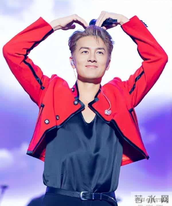 王心凌吴克群被偶遇，带同款项链穿情侣衣，男方人到中年体态拉跨