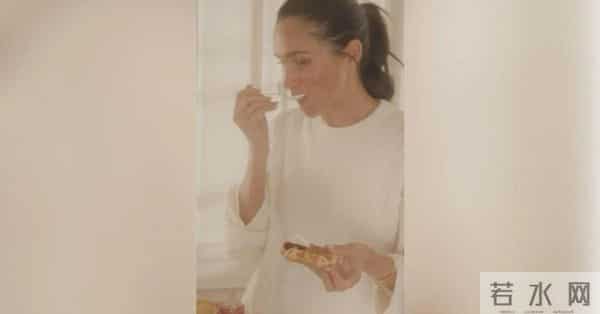 梅根令人反感的待客习惯遭狠批，舔公勺徒手抓食物被拍个正着