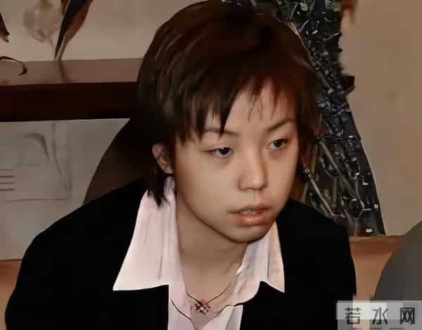 44岁张怡宁菜市场买海鲜,一身名牌略显土气,身旁不见老公身影