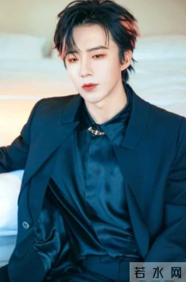 刘宇宁直播时被私生打电话