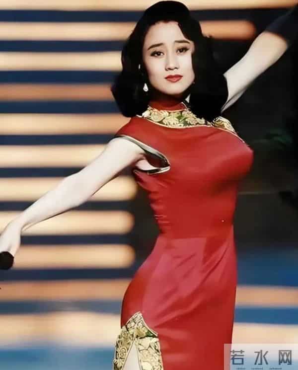 风水轮流转！看了62岁李连杰和63岁利智的合照，风光背后满是心酸