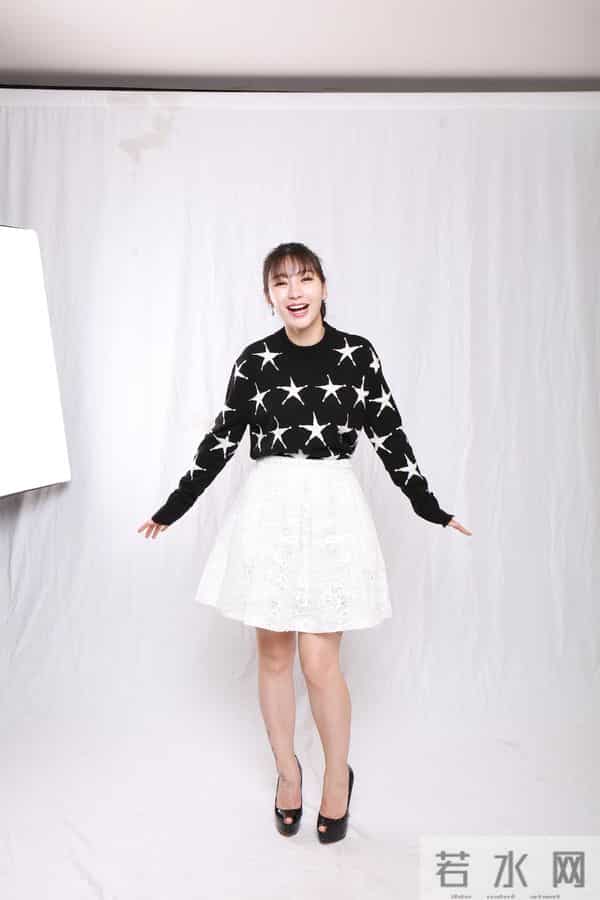 性感女神,柳岩,原来她的脚上有个纹身!