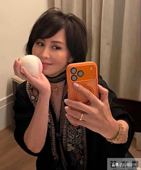 刘嘉玲提前办 60 大寿！圈内好友到访庆祝，Labubu蛋糕强势霸占C位