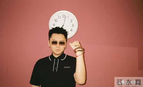 说唱歌手揽佬被指系统性睡粉,揽佬高调回应称,睡粉是粉丝的荣幸