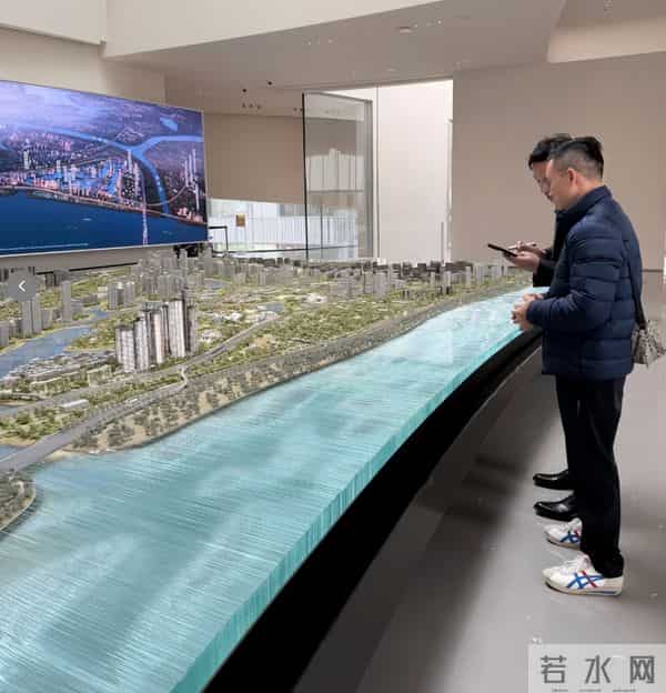 杨威一家武汉露营被偶遇,杨云面黄唇白气色差,低调看房欲买豪宅