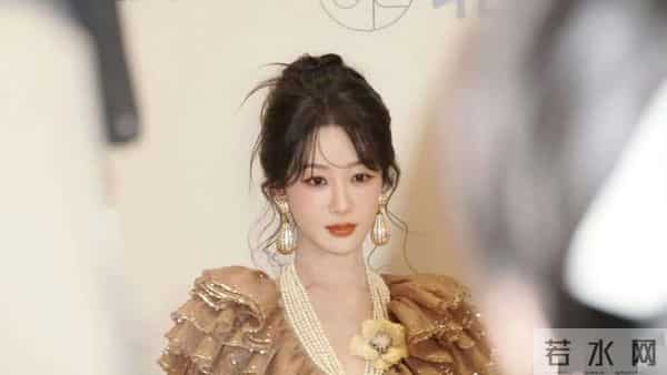 杨紫出席华伦天奴线下活动,韩式妆容让她有种豪门千金的既视感