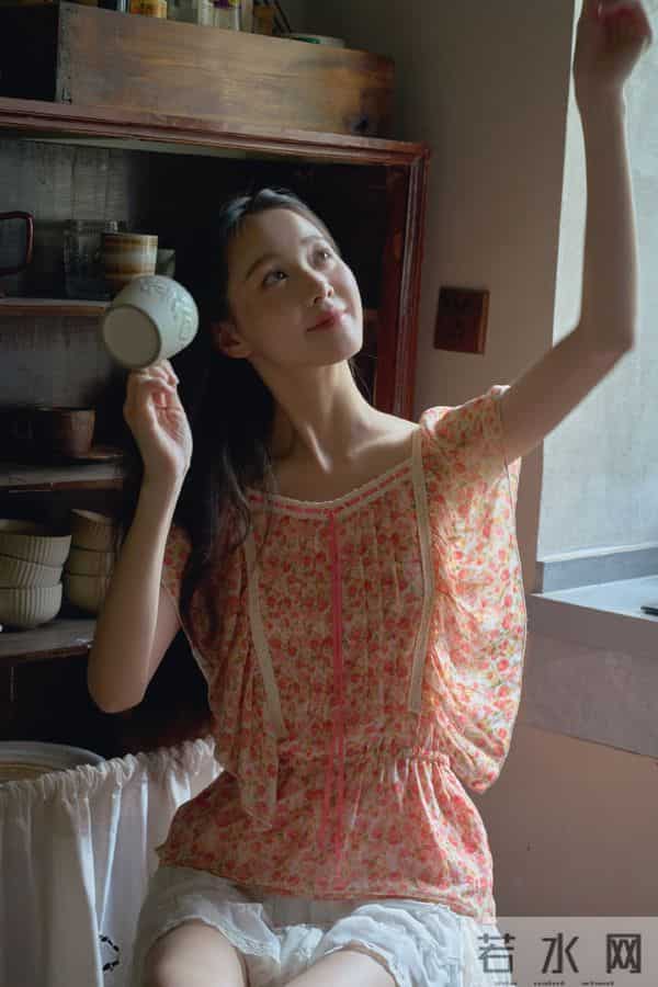 主持人李瑜居家私房写真,纯欲迷人