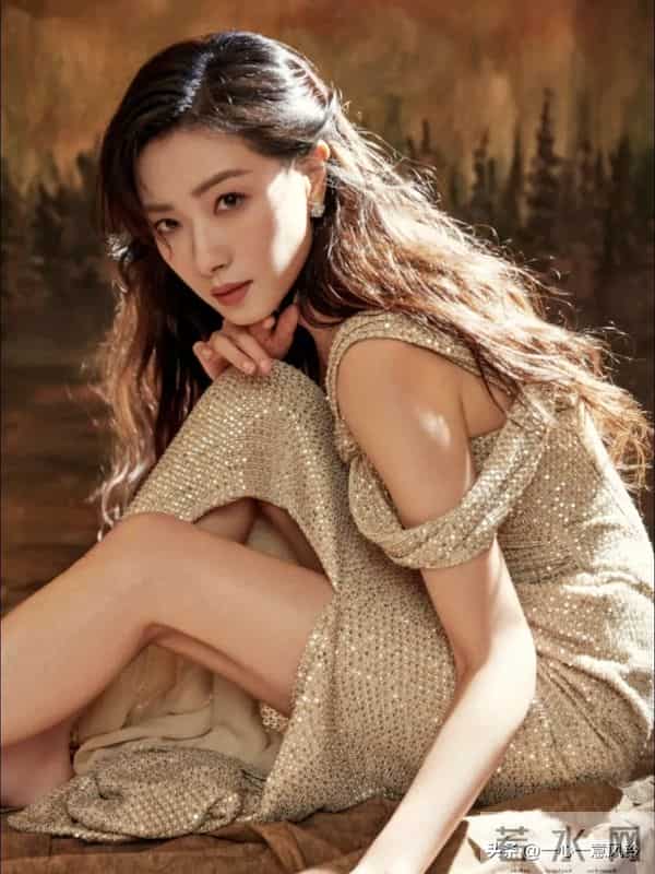 万茜这个样子的万茜，女人味十足，很迷人