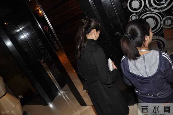 韩雪黑丝高跟出席活动旧照，笑颜如花