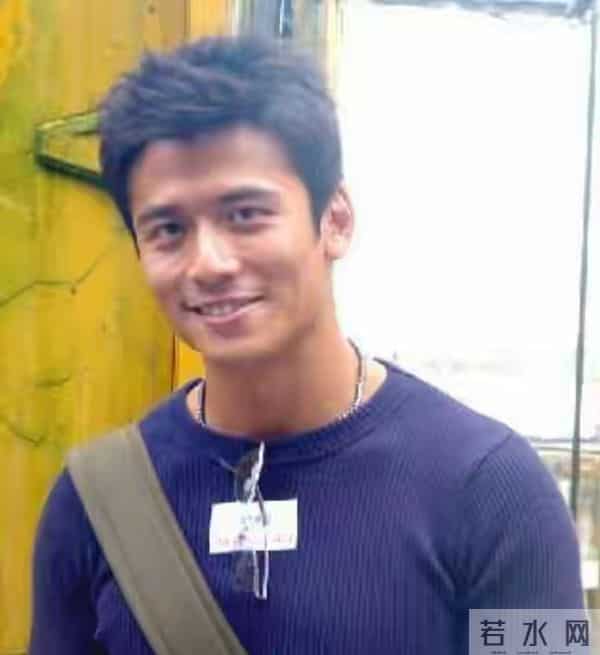 TVB前男星内地被偶遇，发际线引热议，56岁仍单身，曾被传同性恋