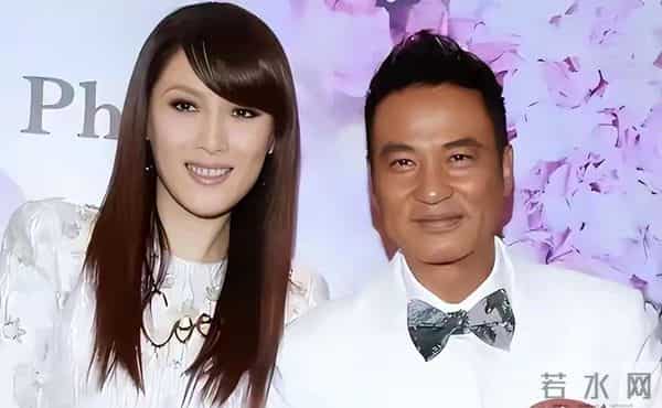 70岁任达华摔倒现场曝光！妻子冷眼旁现，28年恩爱夫妻人设崩塌？