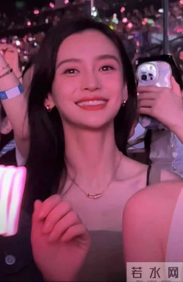 杨颖街边被偶遇,跷二郎腿做脚部美甲,环境简陋寒酸太接地气