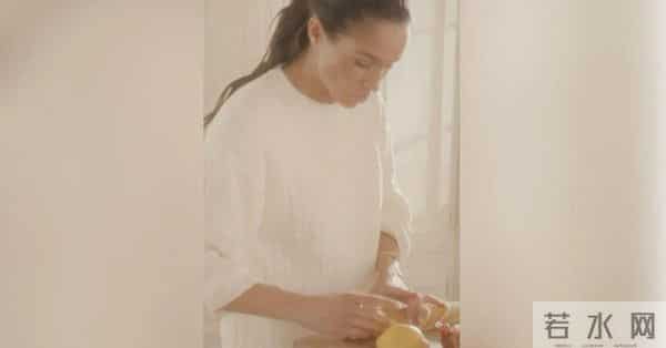 梅根令人反感的待客习惯遭狠批，舔公勺徒手抓食物被拍个正着