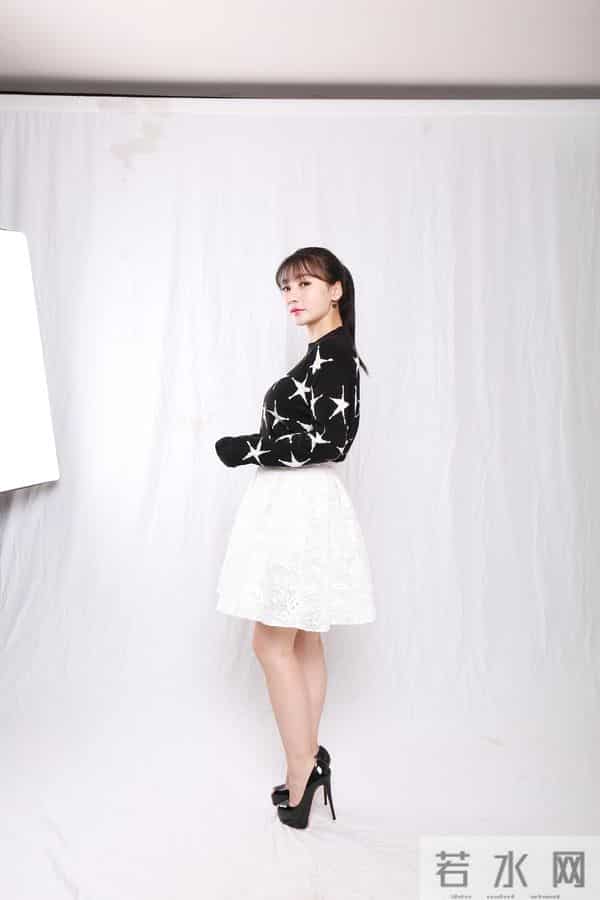 性感女神,柳岩,原来她的脚上有个纹身!