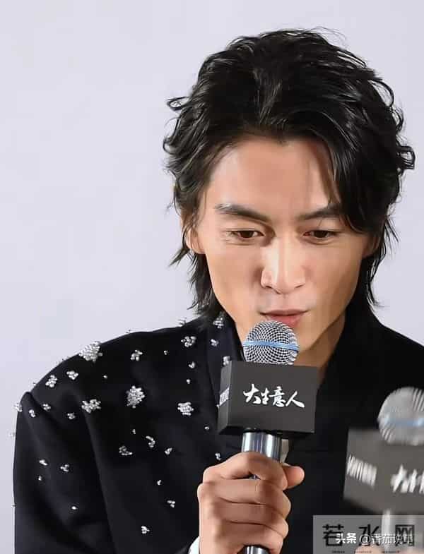 陈晓瘦成纸片人,宣传现场体力不支直喘粗气,看题板要眯眼驼背