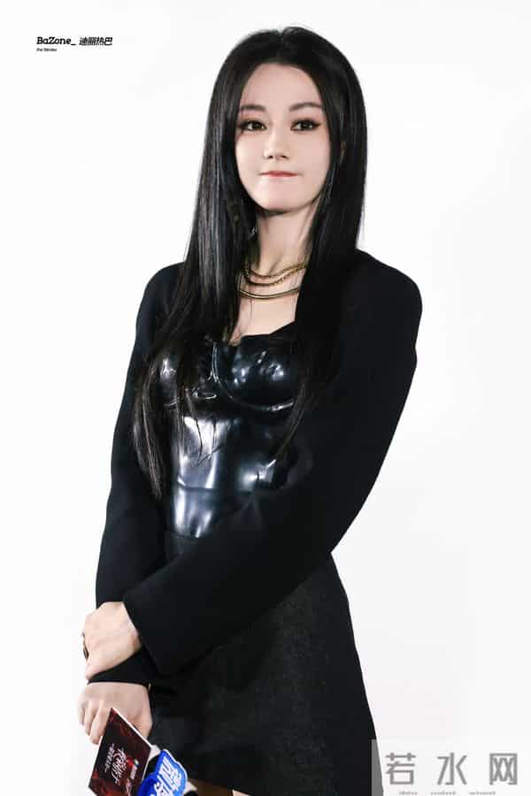 迪丽热巴今日线下活动皮衣内搭,这也太撩了,身材真棒