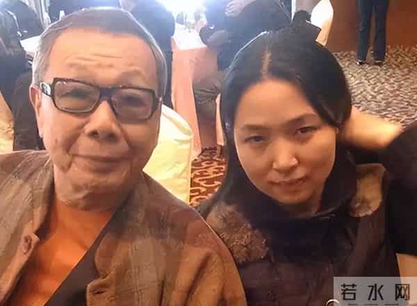 张嘉译深圳聚餐,71岁林威烟不离手,翁虹丰腴吸睛,午马遗孀现身