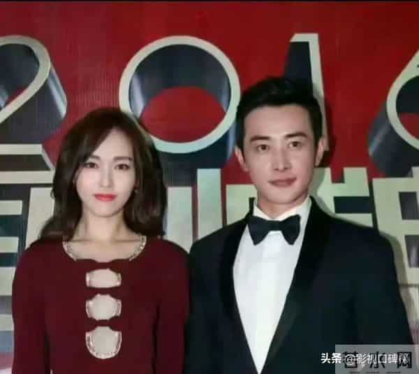 唐嫣操办公公葬礼累到被搀扶,时刻关注老公罗晋,夫妻俩一起用餐