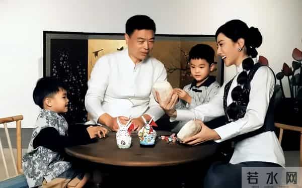 落地的凤凰不如鸡？看离开央视为钱奔波的李思思，真叫康辉说对了