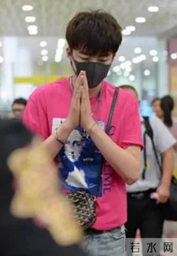 刘宇宁直播时被私生打电话